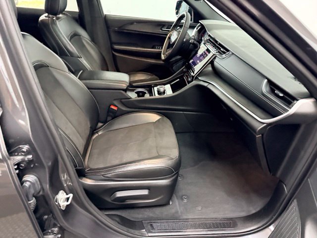 Certified 2024 Jeep Grand Cherokee Altitude AWD/4WD image 36