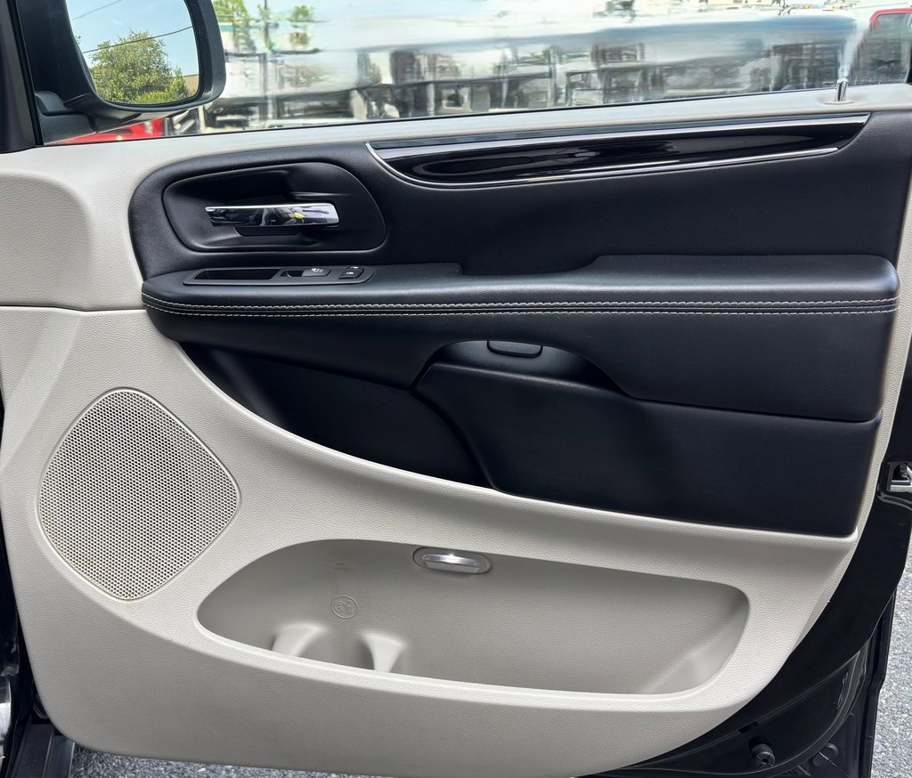 Used 2019 Dodge Grand Caravan SXT image 9