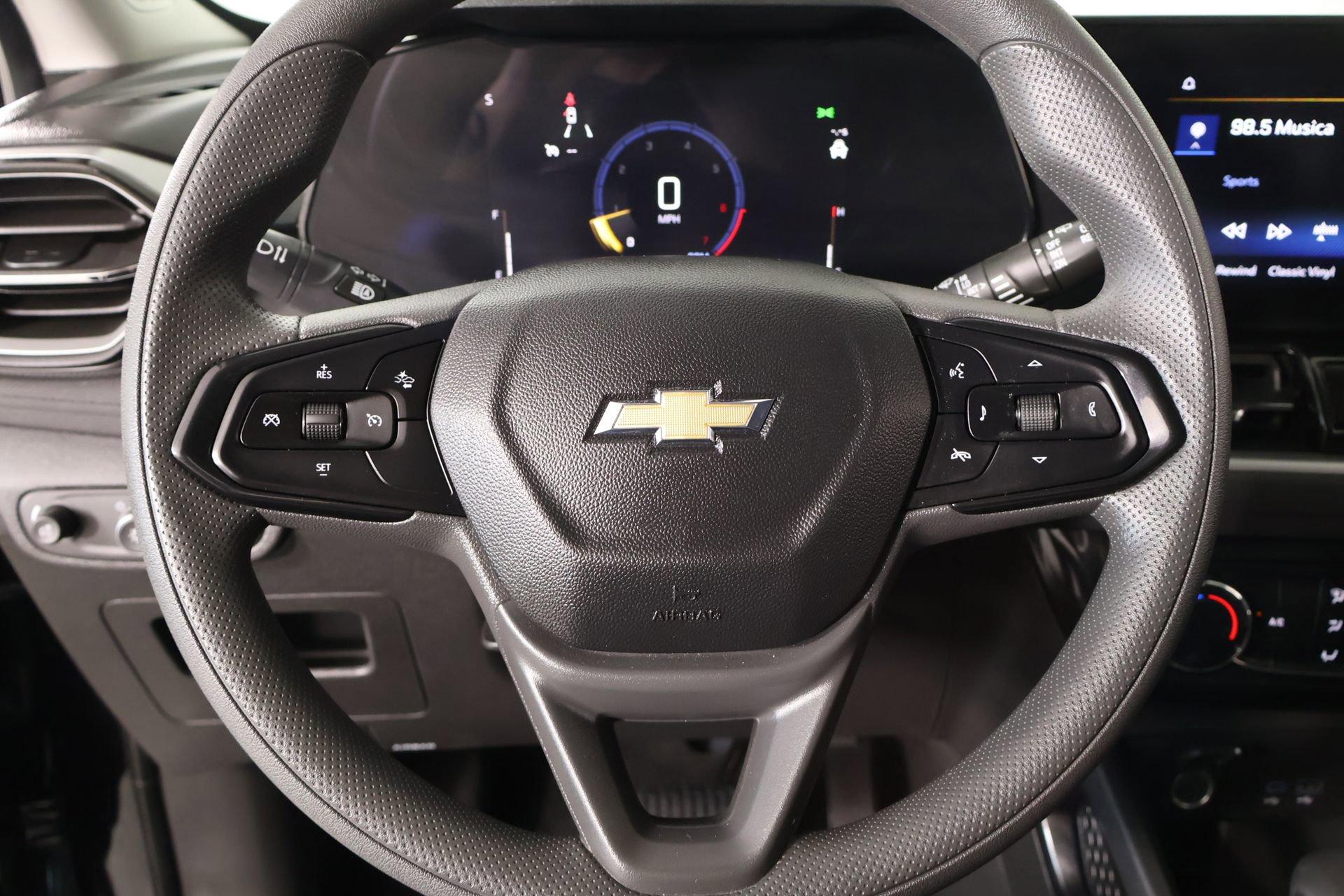 Used 2025 Chevrolet TrailBlazer LT AWD/4WD image 3