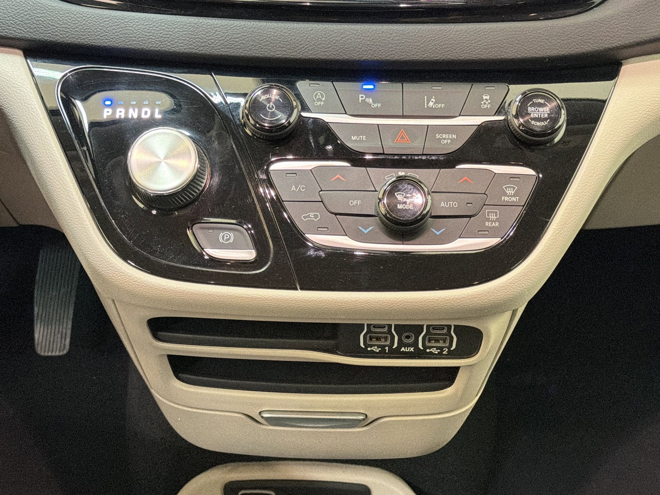 Used 2023 Chrysler Pacifica Touring-L FWD image 18