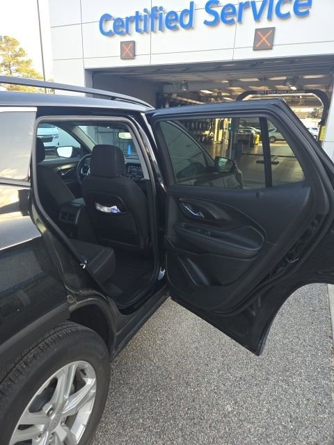 Used 2023 GMC Terrain SLE w/ Driver Convenience Package image 18