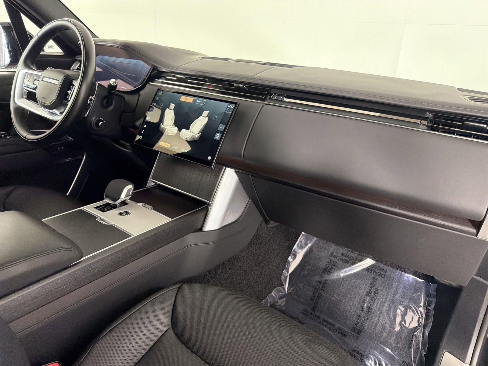 Certified 2025 Land Rover Range Rover SE image 32