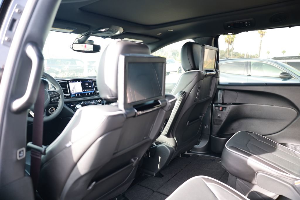 New 2026 Chrysler Pacifica Limited image 30
