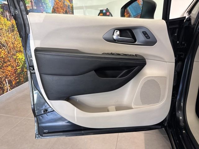 Used 2023 Chrysler Pacifica Touring-L FWD image 22