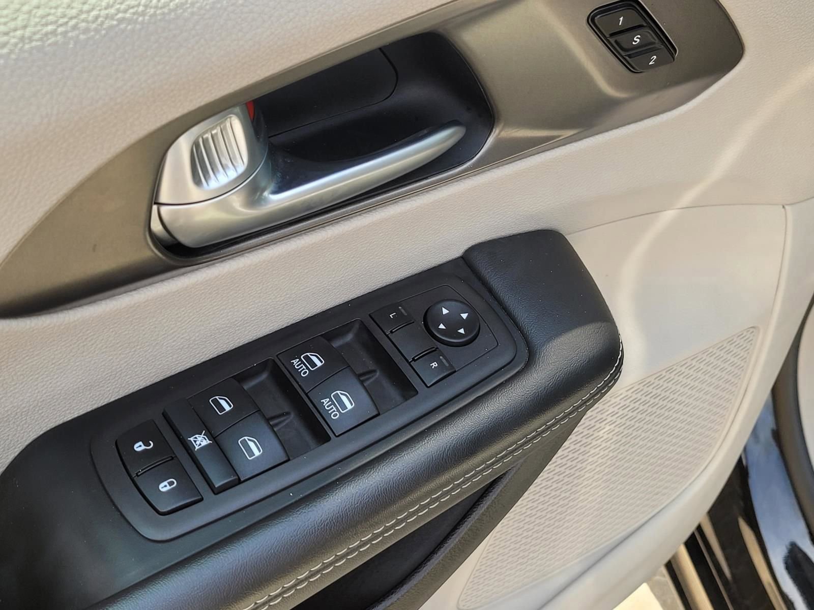 Used 2024 Chrysler Pacifica Touring-L FWD image 19