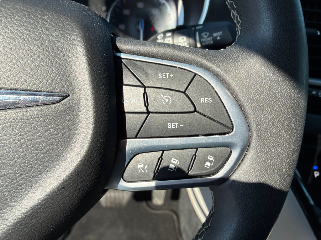 Used 2023 Chrysler Pacifica Touring-L FWD image 19