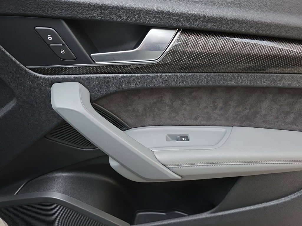 Used 2018 Audi SQ5 Premium Plus w/ Navigation Package image 24