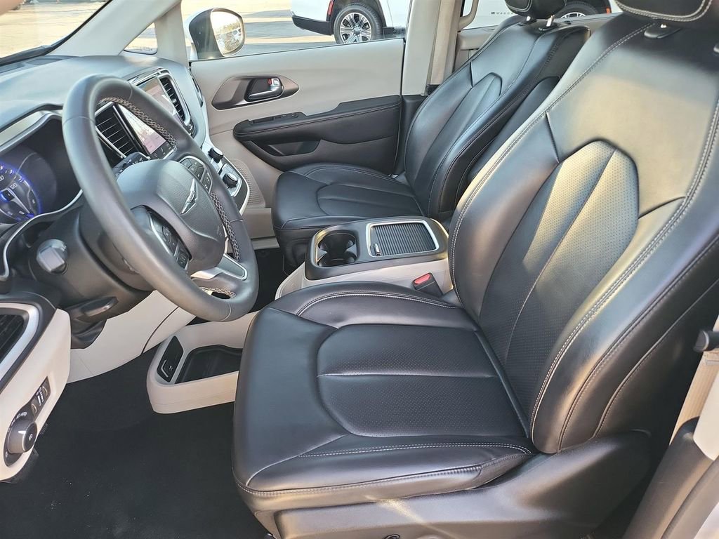 Used 2023 Chrysler Pacifica Touring-L FWD image 11