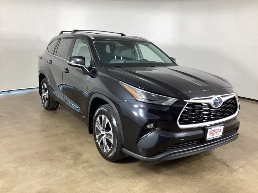 Used 2024 Toyota Highlander XLE AWD/4WD image 3