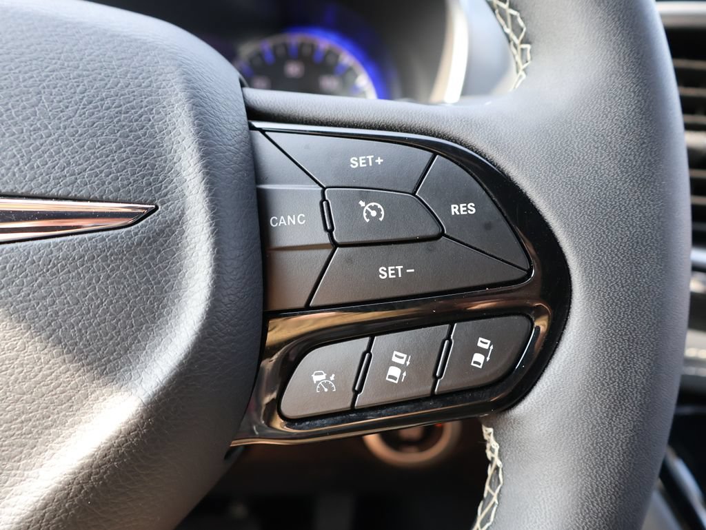 Used 2025 Chrysler Pacifica Limited FWD image 28