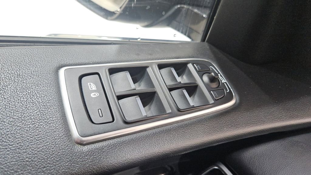 Used 2020 Jaguar F-PACE Premium image 24
