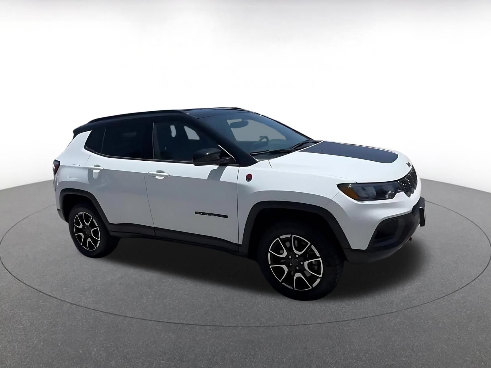Used 2025 Jeep Compass Trailhawk AWD/4WD image 2