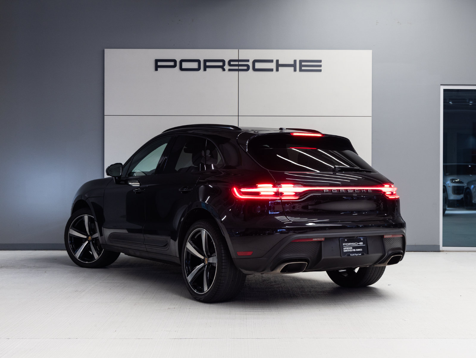 Certified 2023 Porsche Macan AWD/4WD image 3