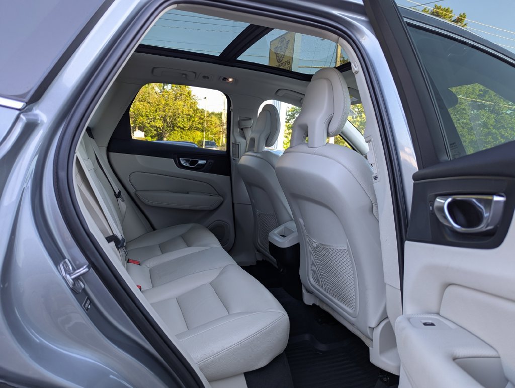 Used 2018 Volvo XC60 T5 Momentum w/ Convenience Package AWD/4WD image 32