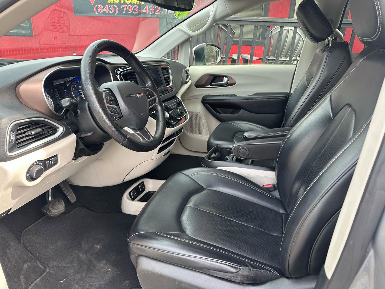 Used 2020 Chrysler Voyager Lxi FWD image 15