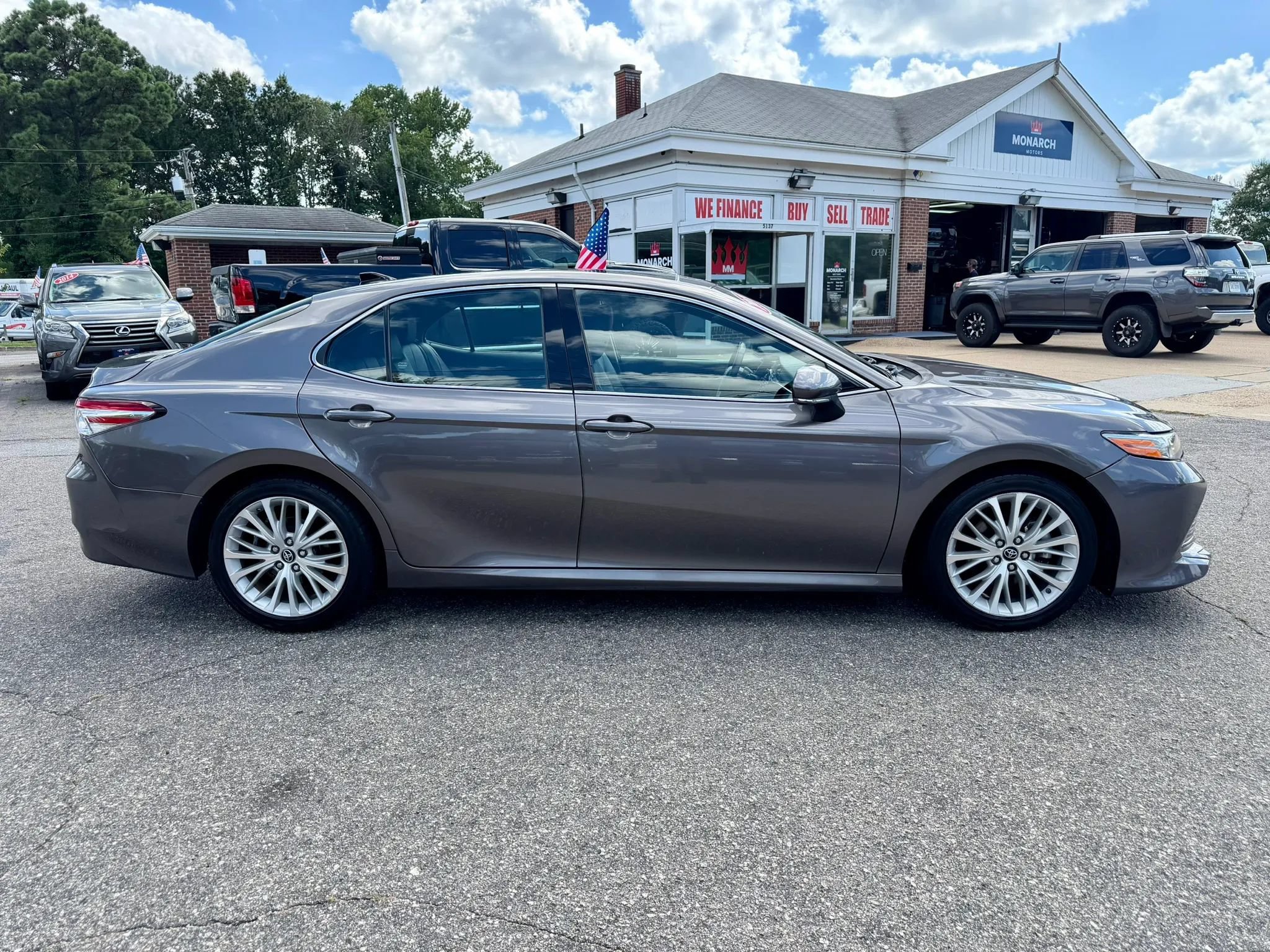 Used 2019 Toyota Camry XLE FWD image 6