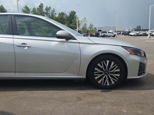 Used 2023 Nissan Altima 2.5 SV w/ SV Premium Package FWD image 3