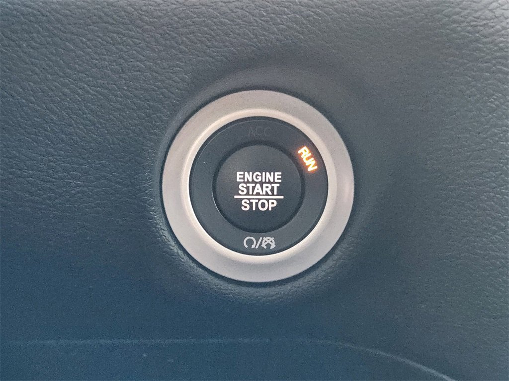 Used 2025 Chrysler Pacifica Select image 54