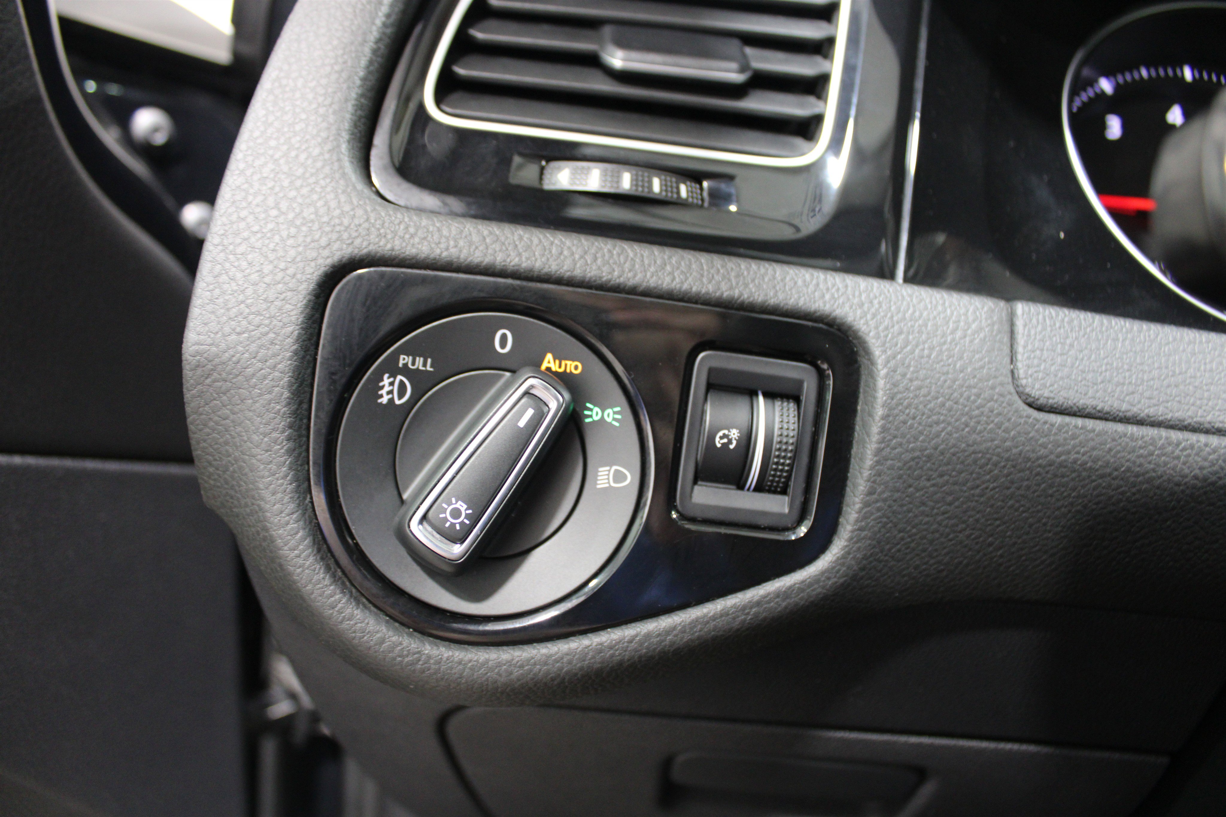 Used 2021 Volkswagen GTI SE image 7