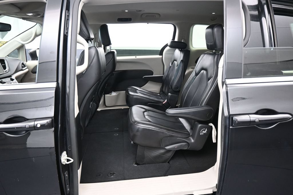 Used 2023 Chrysler Pacifica Touring-L FWD image 28