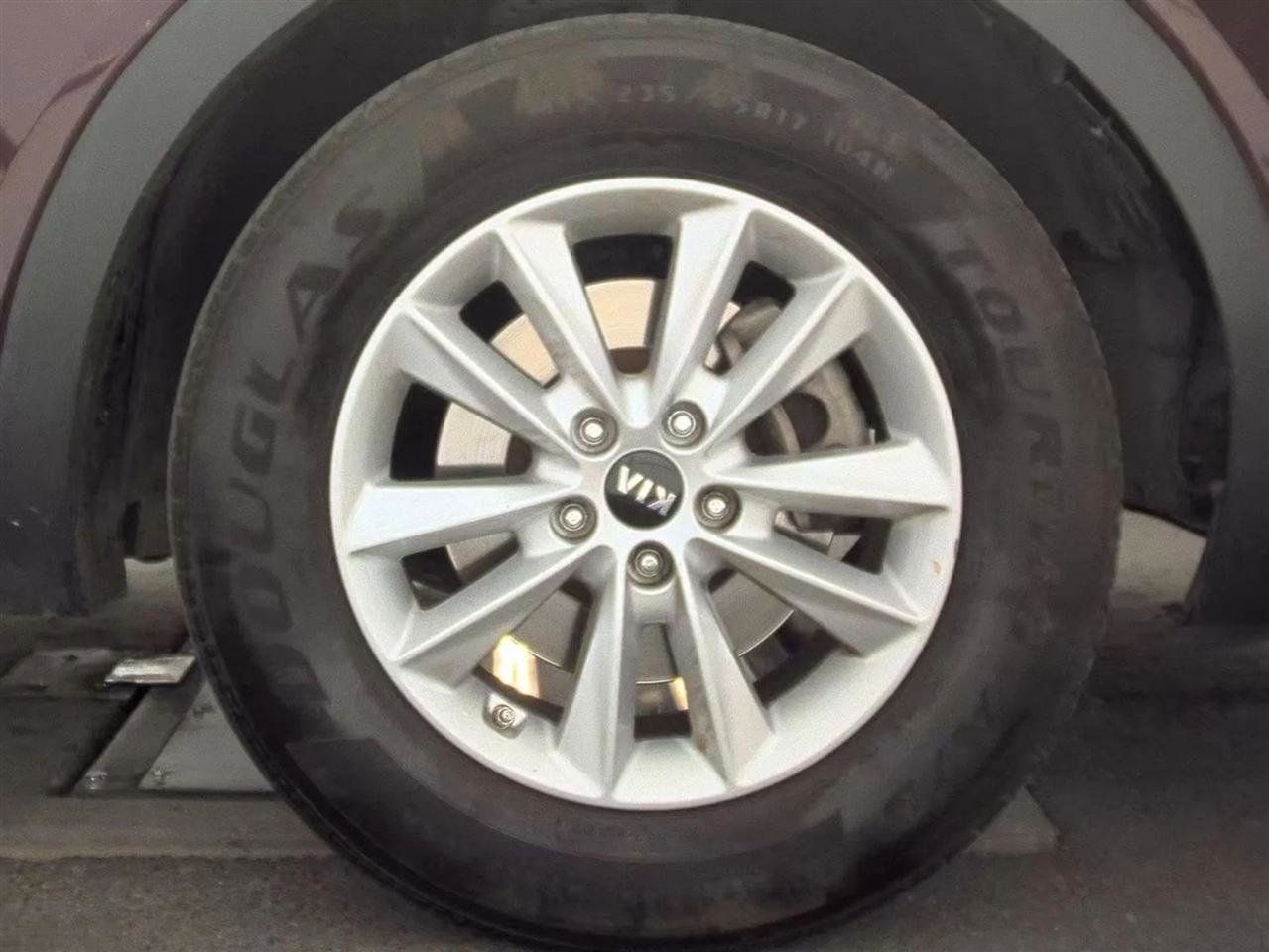 Used 2020 Kia Sorento LX image 10