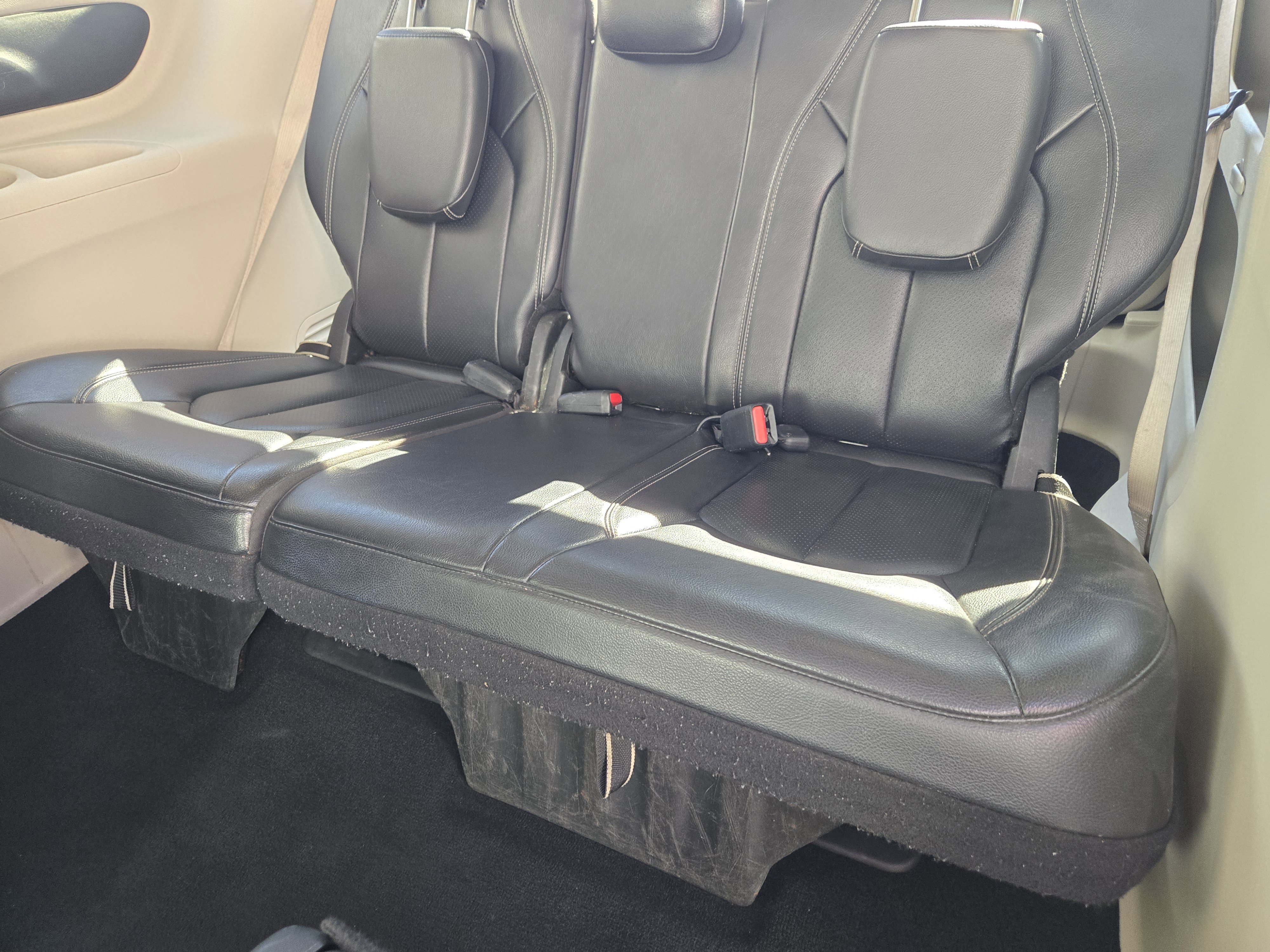 Used 2022 Chrysler Pacifica Touring-L FWD image 32