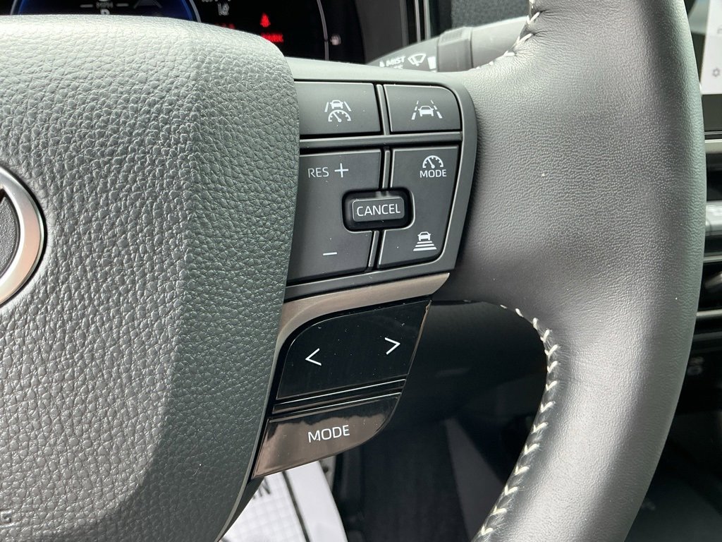 Used 2025 Toyota Camry SE image 36