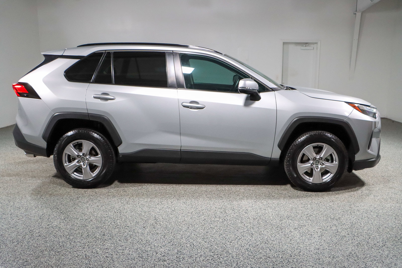 Used 2022 Toyota RAV4 XLE FWD image 6