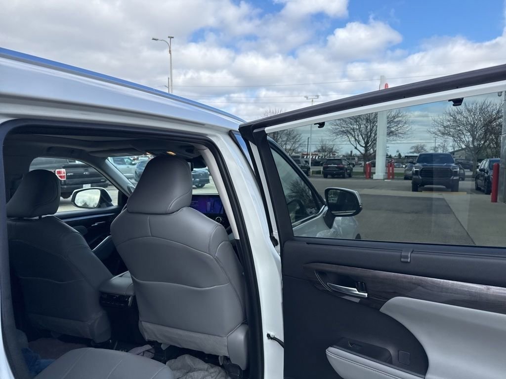 Used 2024 Toyota Highlander Platinum AWD/4WD image 12