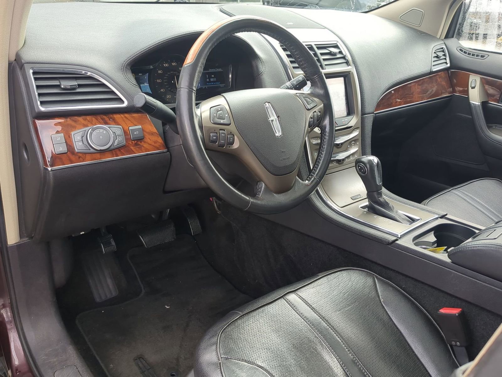 Used 2011 Lincoln MKX AWD w/ Sight & Sound Pkg image 2