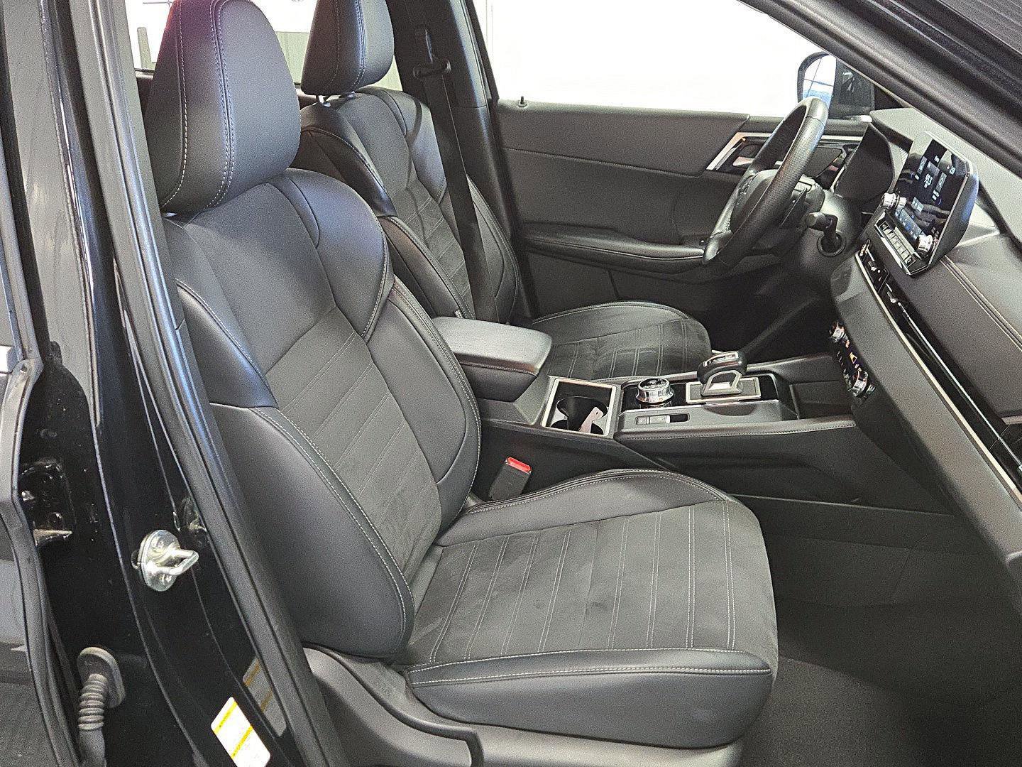 Used 2024 Mitsubishi Outlander SE Black Edition image 22