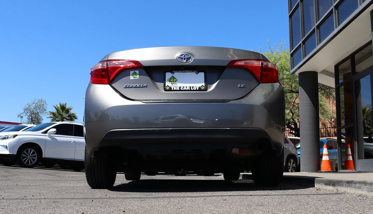 Used 2018 Toyota Corolla LE w/ Carpet Mat Package (TMS) FWD image 12