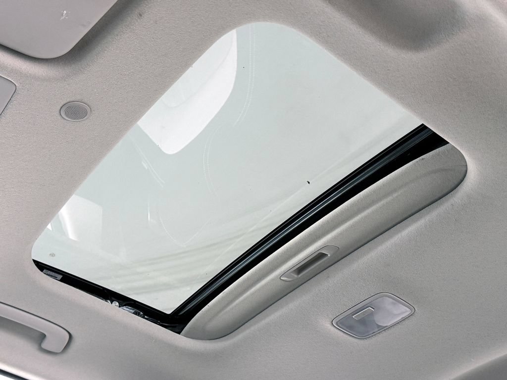 Used 2021 Hyundai Venue SEL w/ Premium Package FWD image 17