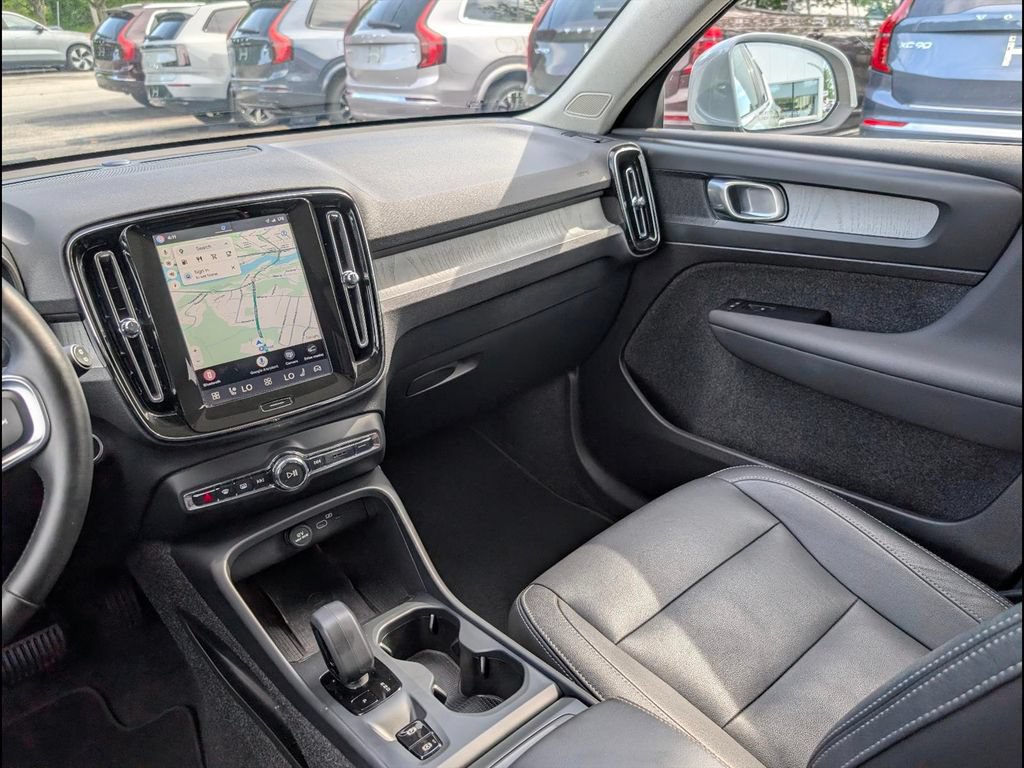 Certified 2025 Volvo XC40 B5 Plus AWD/4WD image 12
