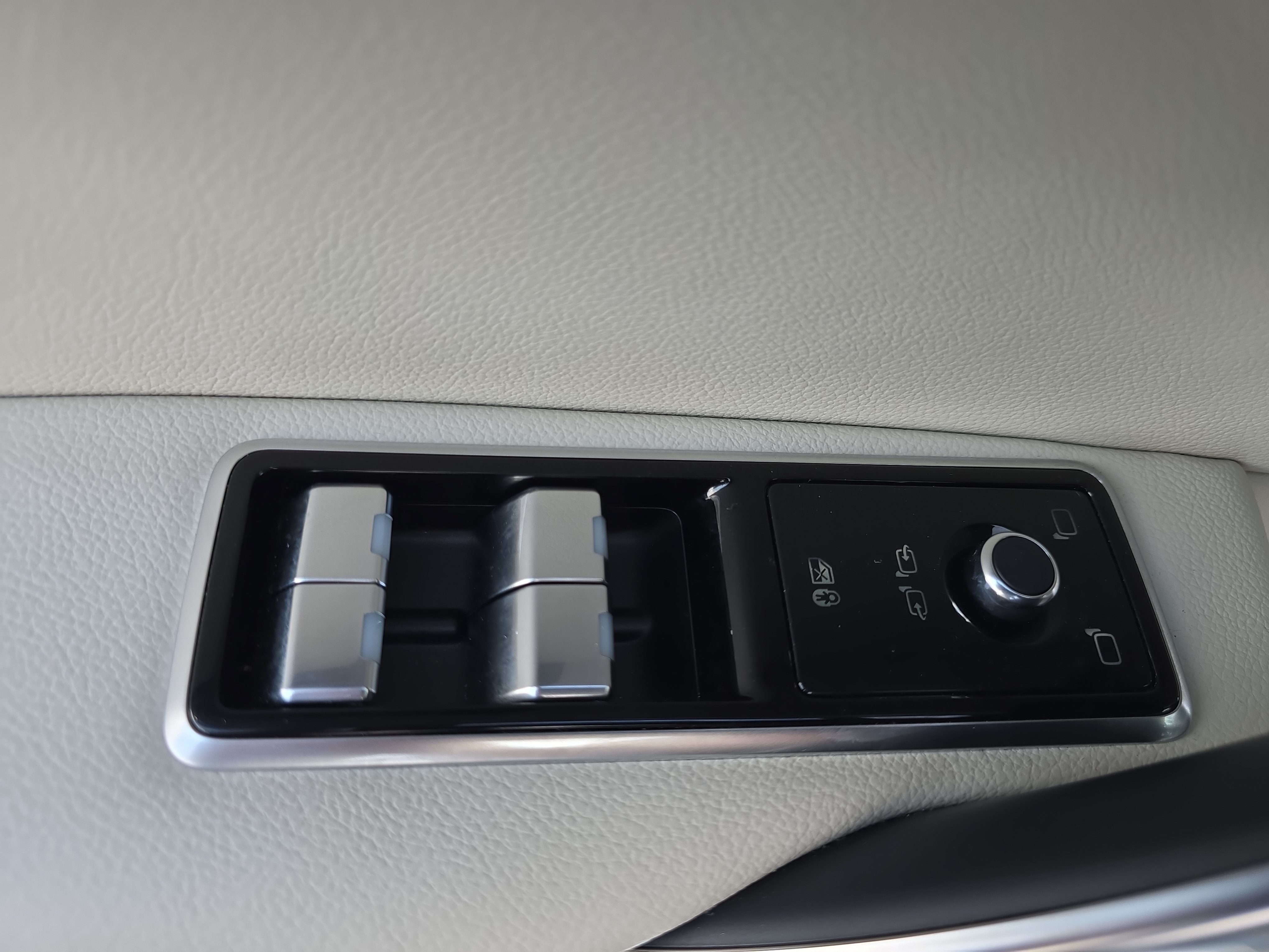 Used 2022 Jaguar XF SE RWD image 29