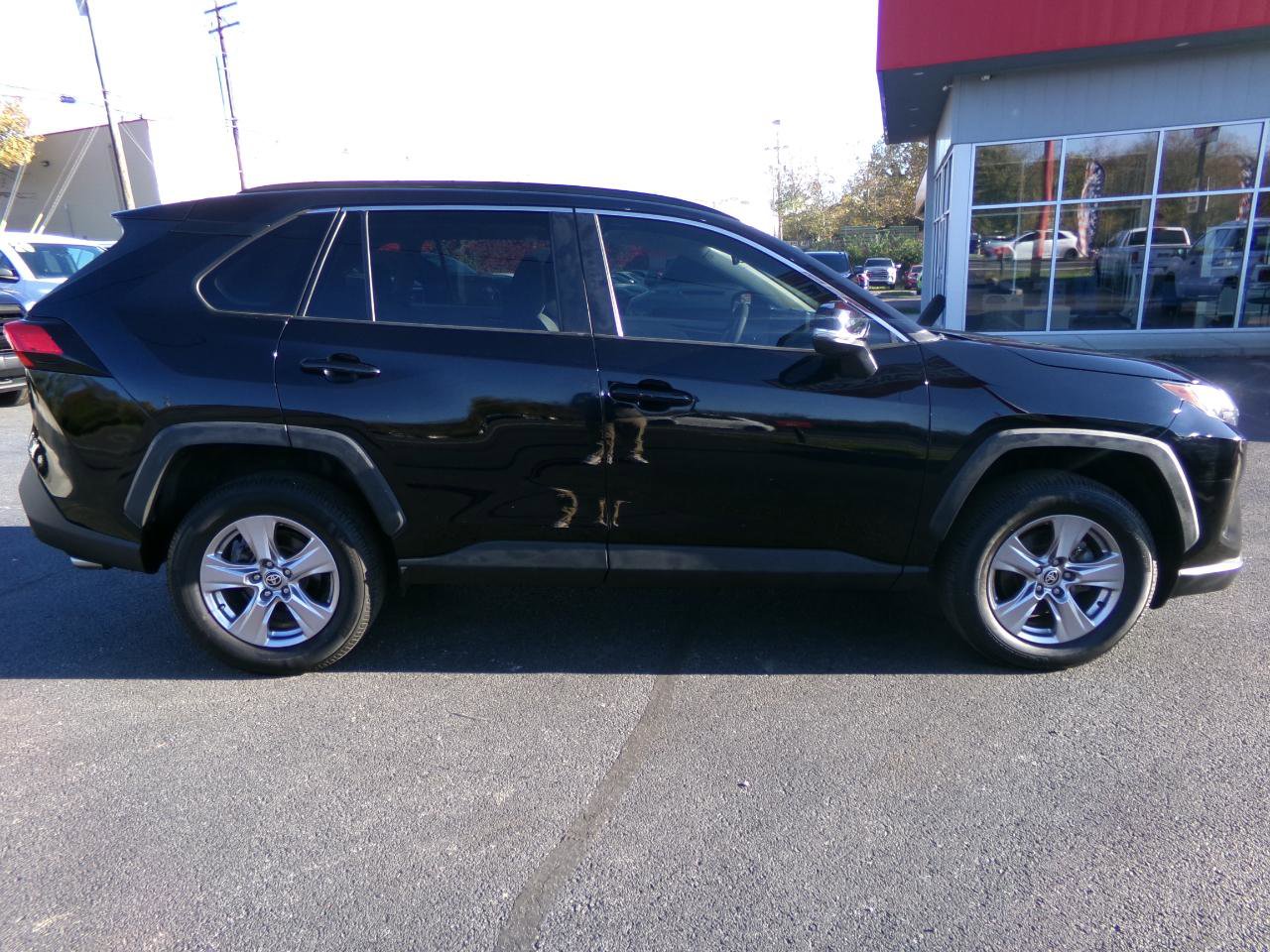 Used 2022 Toyota RAV4 XLE FWD image 2