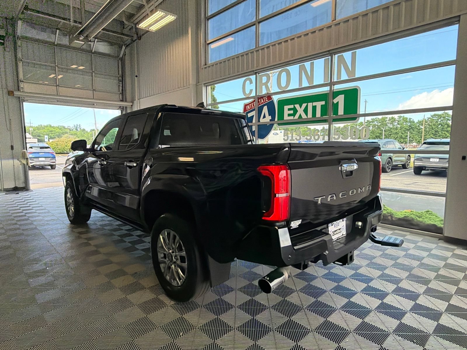 Used 2024 Toyota Tacoma Limited w/ Limited Package (LT) AWD/4WD image 4