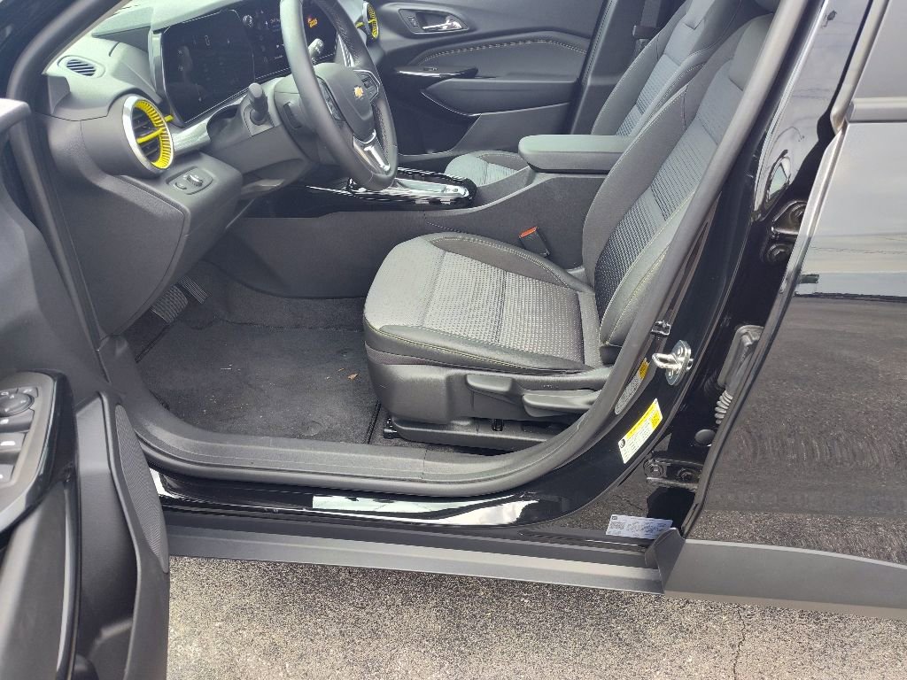 Used 2024 Chevrolet Trax LT w/ Sunroof Package image 9