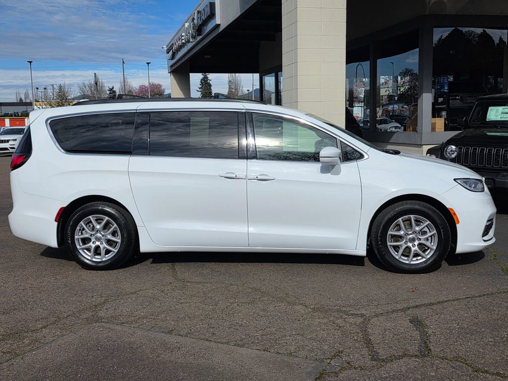 Used 2022 Chrysler Pacifica Touring-L image 8