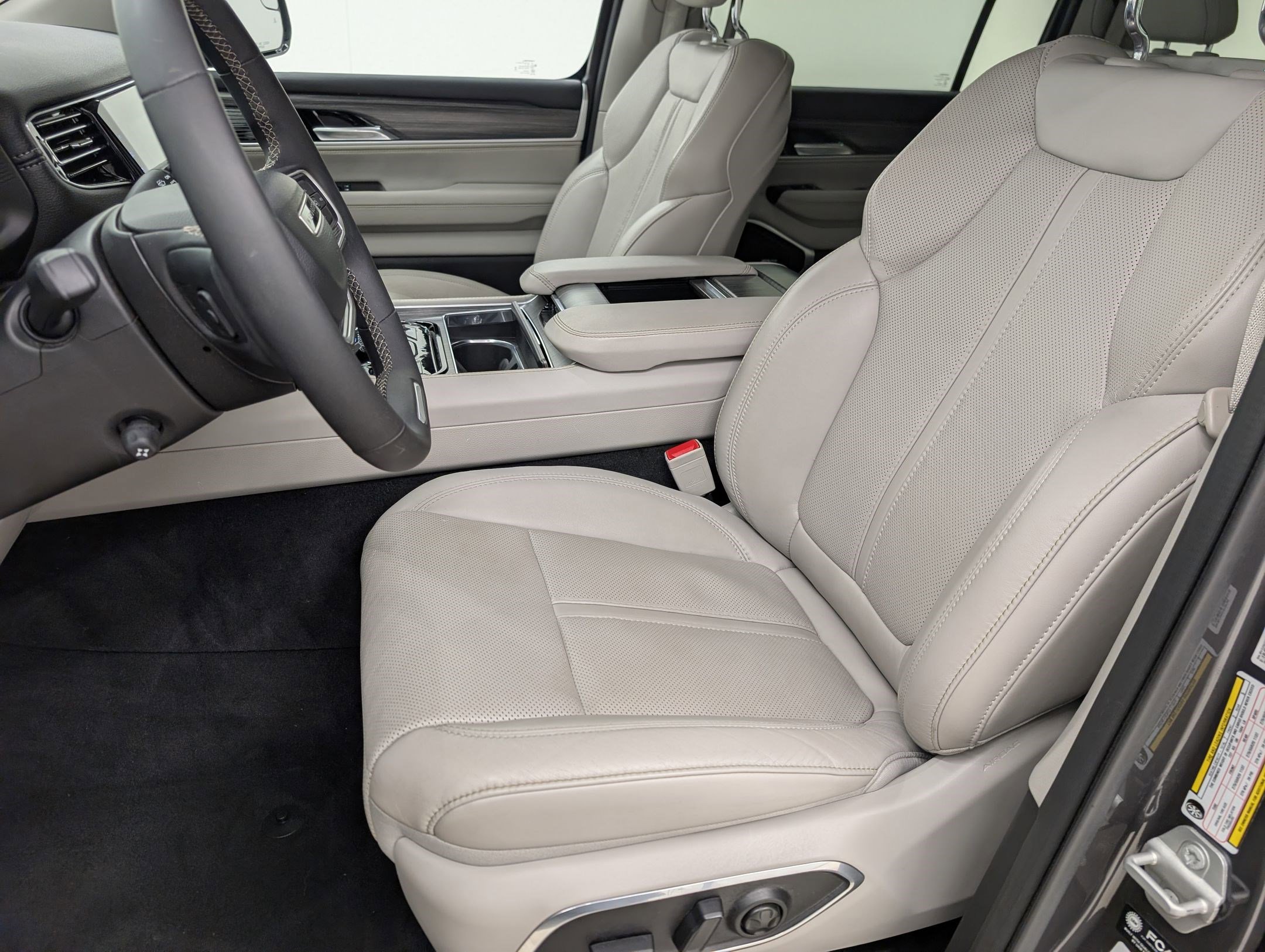 Used 2023 Jeep Wagoneer Series III w/ Preferred Equipment Group image 5