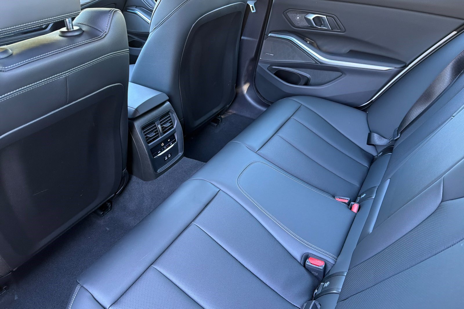 Used 2025 BMW 330i Sedan w/ Premium Package RWD image 15