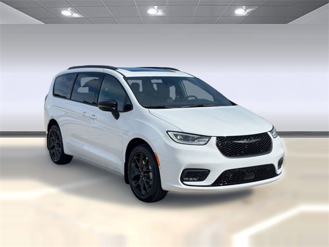 New 2026 Chrysler Pacifica Limited w/ Uconnect Theater Family Group image 7