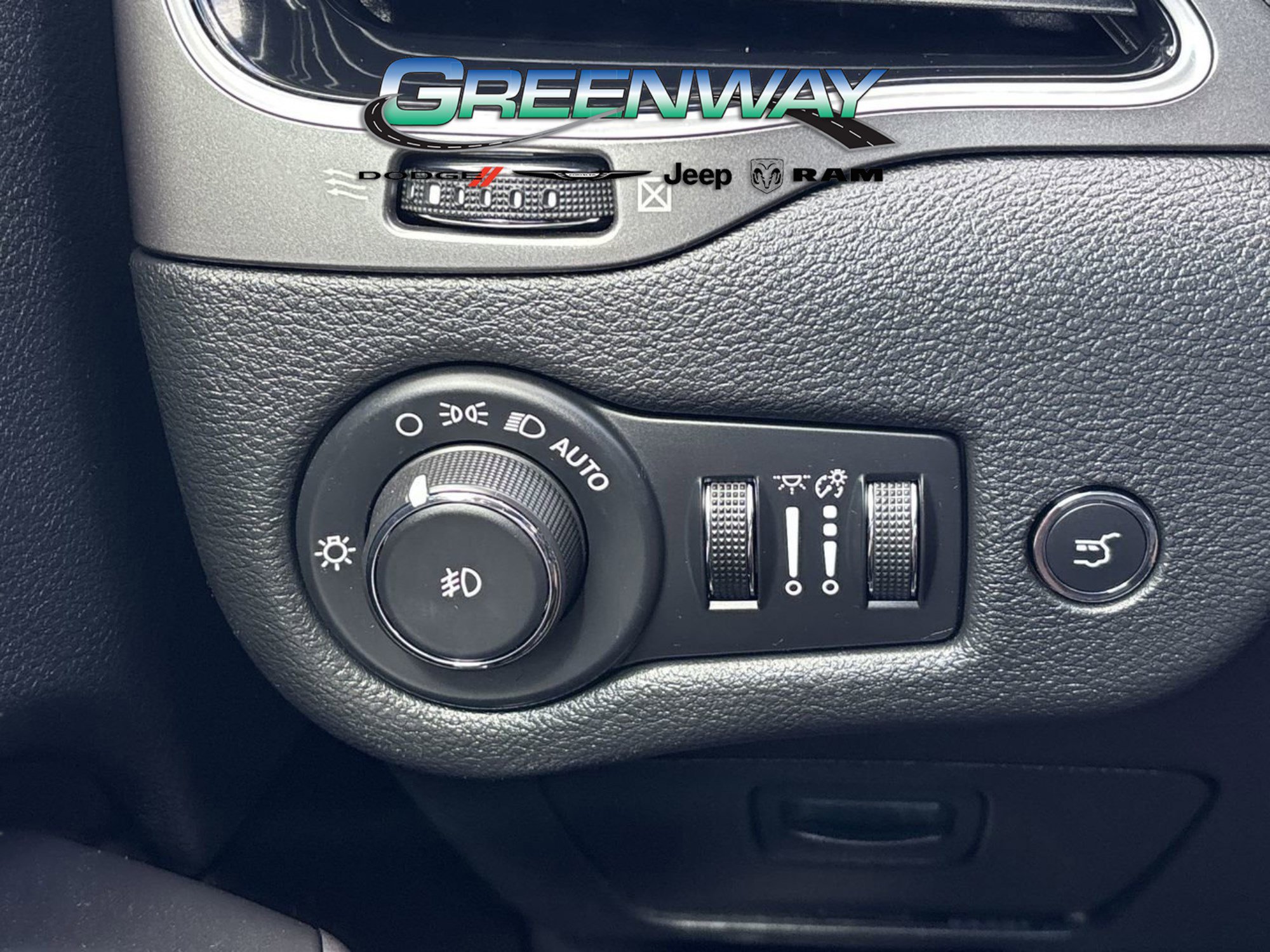 Used 2020 Jeep Cherokee Limited image 18