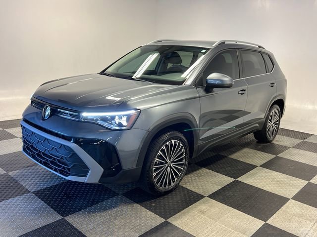 Certified 2025 Volkswagen Taos SE image 3