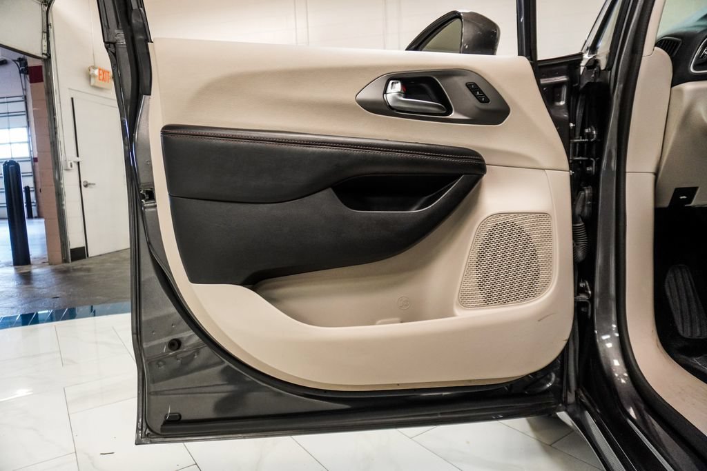 Used 2020 Chrysler Pacifica Touring-L FWD image 17