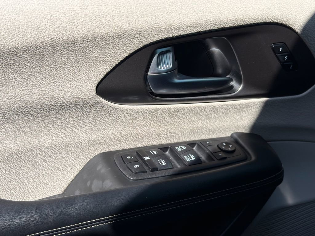 Used 2023 Chrysler Pacifica Touring-L image 34