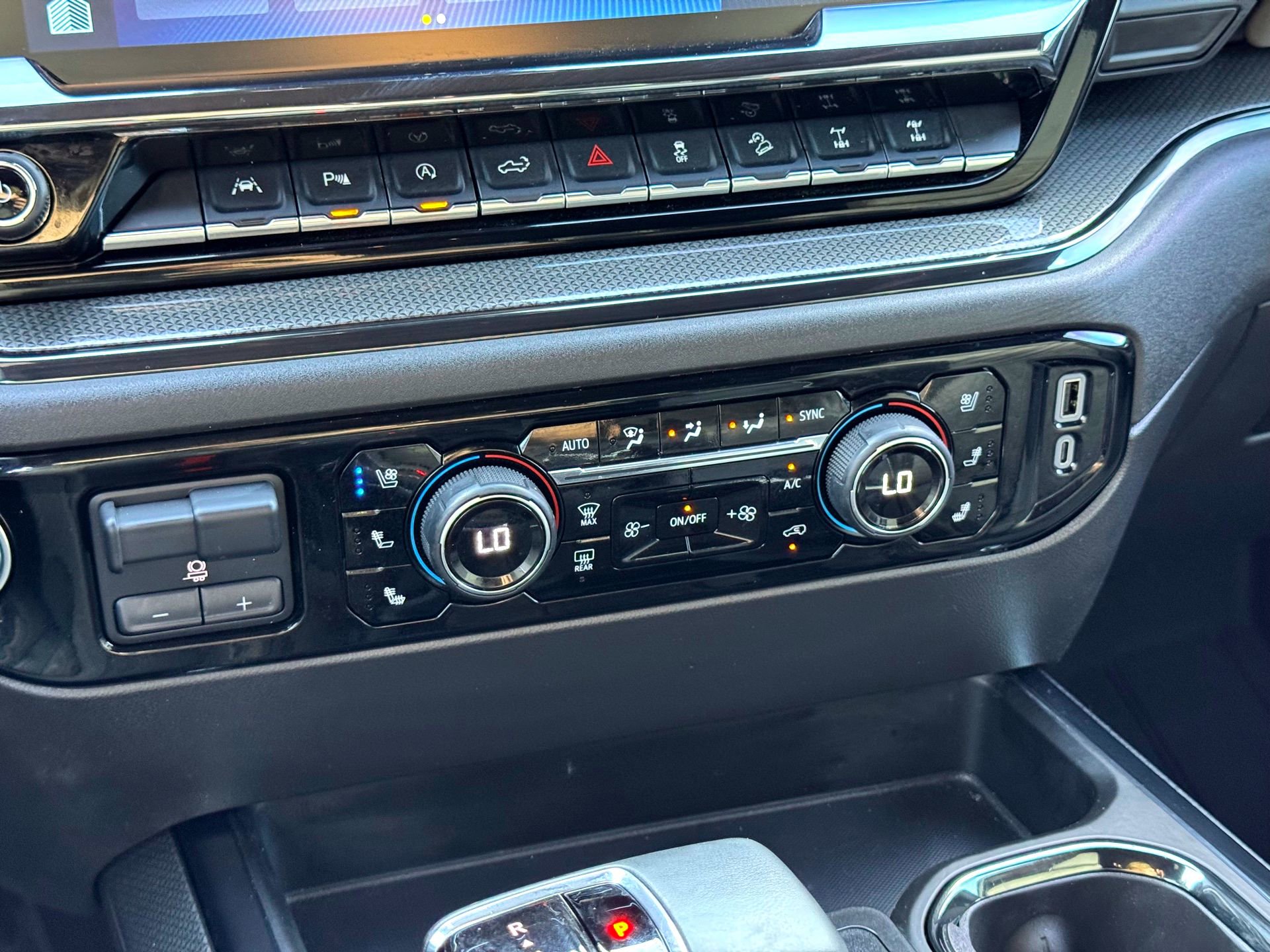 Used 2024 Chevrolet Silverado 1500 ZR2 w/ Technology Package image 30