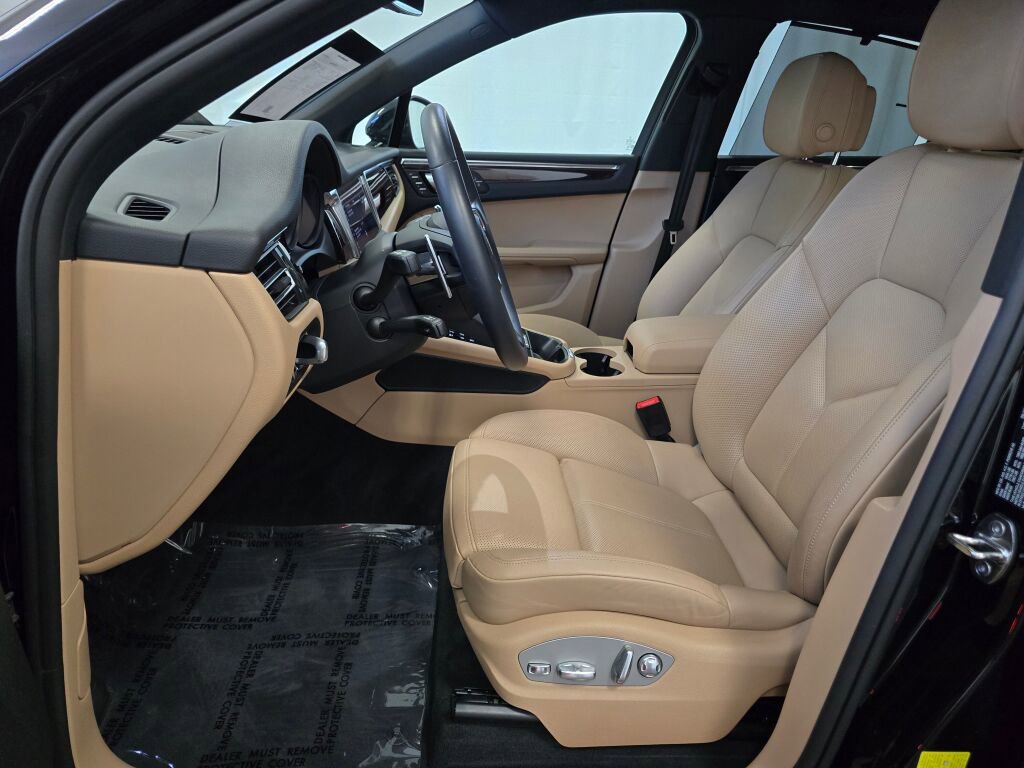 Certified 2025 Porsche Macan image 14
