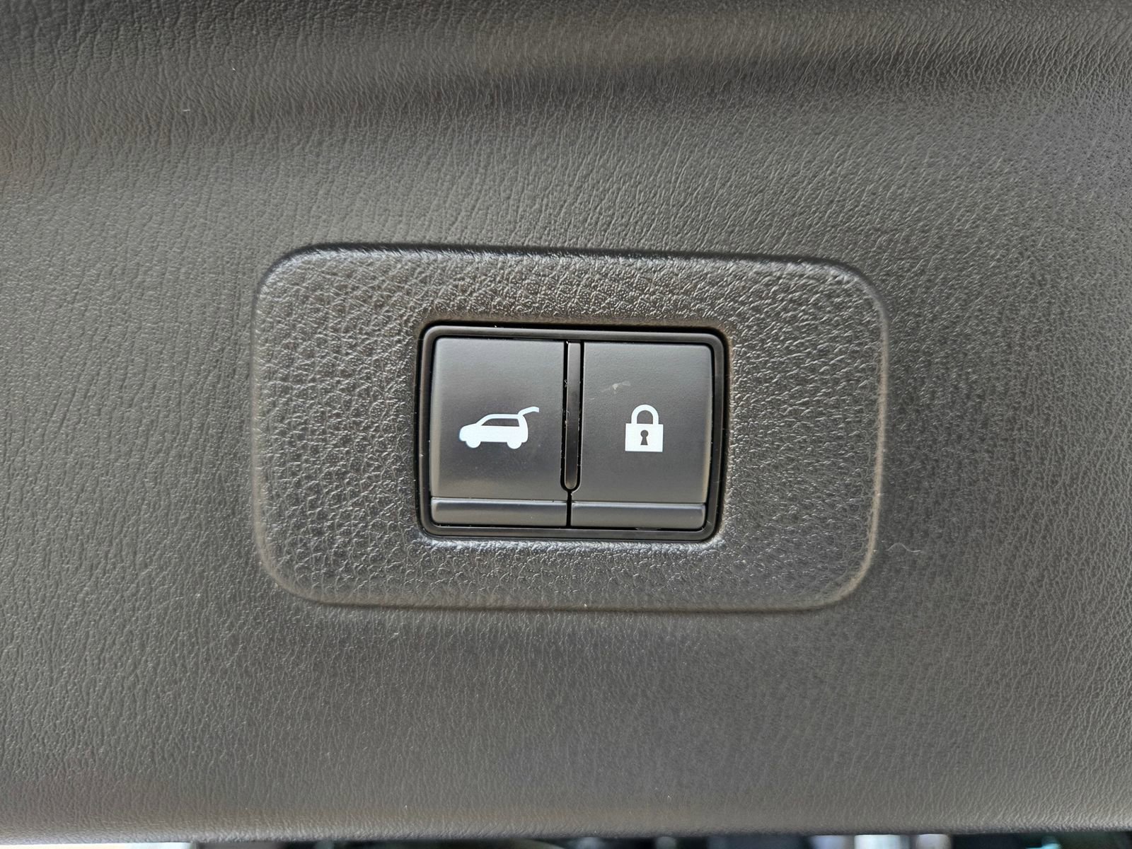 Used 2023 Nissan Armada Platinum w/ Captain's Chairs Package RWD image 32