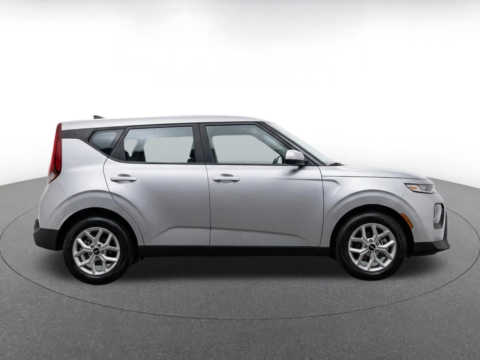 Used 2025 Kia Soul LX w/ LX Technology Package FWD image 12